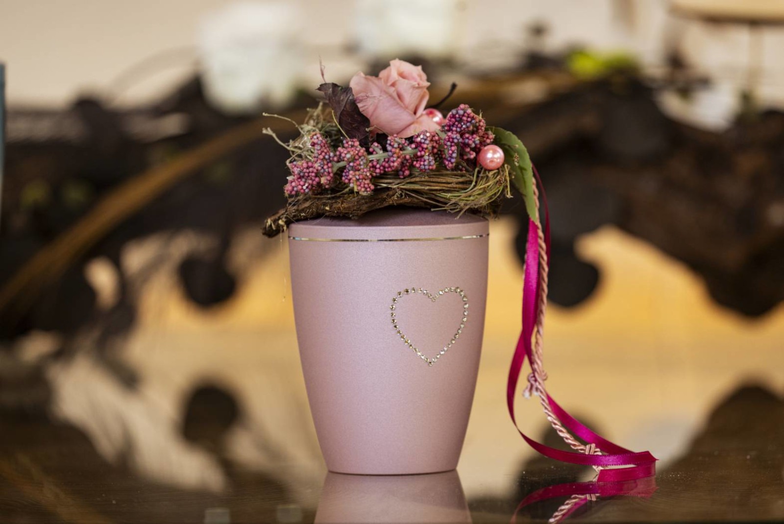 Tierkrematorium in der Nähe Überführung Rosa Urne auf dem Altar der Tierbestattungskirche bei der Tier-Bestatterin Schönhalde in der Nähe von Pfeffingen im Kreis Zollernalbkreis - Die schönste Art der Tierbestattung in Baden-Württemberg