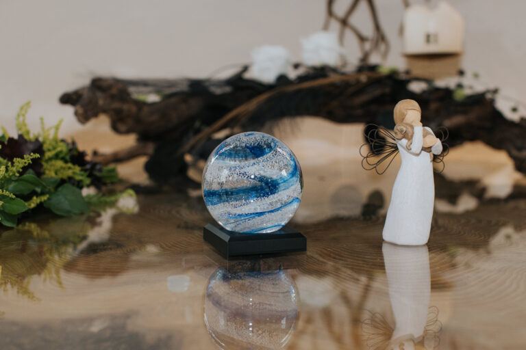 Glaskugel Stein mit Asche vom Tier Kristallbestattung in der Pauluskirche Albstadt Pfeffingen in der Nähe von {{city}} im Kreis {{district}} - Die schönste Art der Tierbestattungen in {{state}}