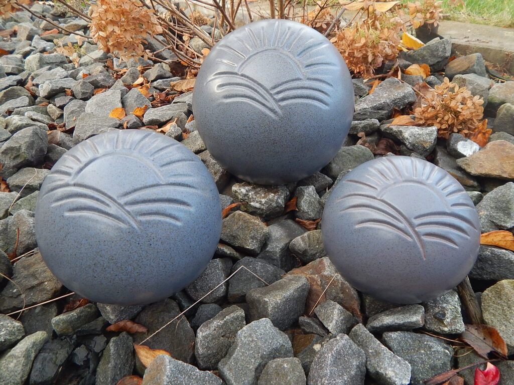 Tierurne in Kugelform, Blau und Sonnenmotiv