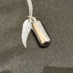 Ascheschmuck-Engelsflügel-Roehrchen-1