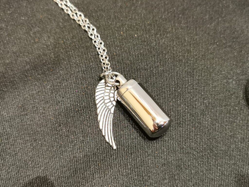 Ascheschmuck Engelsflügel Röhrchen Halskette Anhänger von Mund Katze Pferd Aschekapsel Erinnerungsschmuck