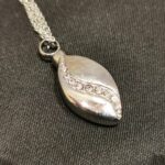 Ascheschmuck-Knospe-Strass-2