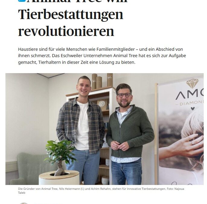 {EM} will Tierbestattungen revolutionierenHaustiere sind für viele Menschen wie Familienmitglieder – und ein Abschied von ihnen schmerzt. Das Eschweiler Unternehmen {EM} hat es sich zur Aufgabe gemacht, Tierhaltern in dieser Zeit eine Lösung zu bieten.Die Gründer von {EM}, Nils Heiermann (l.) und Achim Rehahn, stehen für innovative Tierbestattungen. Foto: Najoua Taleb Wenn ein Haustier stirbt, hinterlässt das oft eine große Lücke. Wie können wir unseren treuen Begleitern einen würdevollen Abschied ermöglichen? Diese Frage hat sich auch das Eschweiler Unternehmen {EM} gestellt und bietet seit vier Jahren eine Lösung für Tierhalter an, die sich einen besonderen Abschied wünschen. Hinter {EM} stehen Nils Heiermann und Achim Rehahn. Die Idee für das Unternehmen entstand eher zufällig, als Rehahn nach dem Verkauf seines ersten Unternehmens einen Lehrauftrag an der Hochschule Bonn-Rhein-Sieg annahm. „Ich habe meinen Studenten damals gesagt, dass ich kein Freund reiner Theorie bin. Sie sollten am Ende mit etwas Handfestem rausgehen“, erinnert er sich. Was als lockerer Spruch begann, entwickelte sich schnell zu einem ernsthaften Projekt. Einer der Studenten war Nils Heiermann, der als einziger aus dem Kurs bei {EM} blieb. „Wir haben von Anfang an daran geglaubt, dass wir den Markt für Tierbestattungen revolutionieren können“, sagt der 25-jährige Heiermann, der aus Köln stammt.Der Name „{EM}“ ist eng mit der ursprünglichen Idee verbunden: biologisch abbaubare Urnen, die zusammen mit einem Setzling in die Erde gepflanzt werden. In der oberen Schale der Urne befindet sich der Baumsetzling, während die Asche des verstorbenen Tieres im unteren Teil der Urne aufbewahrt wird. „Als mein Hund starb, haben wir einen Ginko-Baum gepflanzt, der bis heute bei meinen Eltern steht“, erzählt Heiermann. „Das fanden wir so schön, dass wir beschlossen, das Komplett-Paket anzubieten.“ Die biologisch abbaubaren Urnen zersetzen sich mit der Zeit vollständig, sodass die Wurzeln des Baumes die Nährstoffe aus der Asche aufnehmen und der Baum kraftvoll wachsen kann. Die Auswahl an Urnen ist groß. Auch Indoor-Baumurnen sind gefragt. Foto: Najoua Taleb Um {EM} bekannter zu machen, war der persönliche Kontakt zu potenziellen Kunden wichtig. Rehahn, der leidenschaftlicher Läufer ist, erzählt von einer besonderen Begegnung: „Beim Joggen im Wald treffe ich oft Menschen mit ihren Hunden und erzähle ihnen von {EM}. Eine Frau war immer sehr abweisend und meinte: ‚Mein Hund ist noch fit, der lebt noch lange.‘ Letzte Woche hat sie angerufen, weil ihr Hund gestorben ist und sie unseren Service in Anspruch nehmen wollte. Das ging mir sehr nah“, erzählt der 42-jährige Eschweiler. Solche Begegnungen zeigen, wie emotional der Abschied von einem Haustier für die Besitzer sei. {EM} kümmert sich um die Bestattung von Tieren vom Nager bis zum Hund – und auch um die Bestattung von größeren Tieren wie Pferde und Alpakas sind möglich, sofern die veterinärrechtlichen Genehmigungen vorliegen. Eine besondere Anfrage kam sogar von einem Tierpark, der einen Braunbären bestatten wollte. Der Plan war, einen Baum als Erinnerung zu pflanzen, aber das Veterinäramt lehnte dies ab. „Das Gesetz hängt da dem Menschen hinterher“, findet Rehahn. Lesen Sie auch: Wie ein Eschweiler Unternehmer den Snackmarkt revolutioniert Neben den mehr als 160 Urnen-Arten bietet {EM} neuerdings auch sogenannte Erinnerungsdiamanten in Schmuckstücken an, die aus der Asche oder dem Fell des Tieres gefertigt werden. Rehahn erinnert sich an eine Kundin, die aus der Mähne ihres Pferdes einen Diamanten pressen ließ. „Dieser Diamant überlebt uns alle“, habe sie ihm damals gesagt. Die Herstellung eines solchen Diamanten dauert zwischen drei und sechs Monaten, der Einstiegspreis liegt bei 999 Euro. Für viele Tierhalter ist {EM} die ideale Lösung, um ihren Tieren einen würdigen Abschied zu bereiten – so auch für die ehemalige Kundin Sara Gäth. Als ihr Hund Wynia starb, stieß sie online auf {EM}. „Ich war sehr aufgelöst, aber das Team war verständnisvoll und hat mir alles genau erklärt“, sagt Gäth. Ihr war es wichtig, sich persönlich von Wynia zu verabschieden, weshalb sie ihren Hund selbst ins Krematorium brachte. „Der Abschied war für mich ein sehr wichtiger Moment“, berichtet sie. Die Asche erhielt sie später per Post zurück, liebevoll verpackt und mit einem Pfotenabdruck als Erinnerung. Wir kämpfen nicht gegen unsere Mitstreiter, sondern vor allem gegen unsere Unbekanntheit. Achim Rehahn Gründer von {EM} Eine der größten Herausforderungen für das junge Unternehmen war es, Partner zu finden, die dem innovativen Ansatz offen gegenüberstanden. Ein großer Schritt war die Zusammenarbeit mit dem Tierbestatter Cremare, der heute als größter Abholpartner von {EM} fungiert. „Cremare hat in unseren Büros in Eschweiler angefangen“, erinnert sich Heiermann. Das Unternehmen holt gestorbene Tiere europaweit ab und spielt eine zentrale Rolle im Geschäftsmodell von {EM}. Die Preise für eine Einzeleinäscherung variieren je nach Größe des Tieres zwischen 300 und 500 Euro. Ein besonderes Augenmerk legt {EM} dabei auf Transparenz und Sicherheit: „Wir garantieren, dass die Asche, die die Tierhalter zurückbekommen, zu 100 Prozent die ihres Tieres ist“, erklärt Heiermann. Dafür wird jede Asche mit einer elektronischen Nummer versehen, die den gesamten Prozess begleitet. Das Eschweiler Unternehmen arbeitet weltweit mit Partnern zusammen, um ein breites Sortiment an individuellen Erinnerungsstücken anzubieten. „Einige Produkte, wie unsere Baumurnen, werden in Deutschland hergestellt“, erklärt Rehahn. „Aber wir fertigen auch Dinge selbst, zum Beispiel mit dem 3D-Drucker, und haben Kontakte nach Asien für Keramikprodukte.“ Aus seiner Zeit im Home-and-Living-Bereich bringt Rehahn außerdem wertvolle Kontakte mit, die dem Unternehmen bei der Produktentwicklung zugutekommen. Neuerdings bietet {EM} auch Schmuckstücke an. Foto: Najoua Taleb Wie viele innovative Unternehmen musste auch {EM} anfangs gegen Skepsis und Widerstand kämpfen. „Viele wollten zunächst nicht mit uns zusammenarbeiten, weil sie sich nicht vorstellen konnten, dass das Online-Modell funktioniert“, erinnert sich Heiermann. In der Anfangszeit erfüllten Rehahn und Heiermann den Anspruch der 24/7-Erreichbarkeit noch allein. „Da kam es schon vor, dass Kunden uns um 3 Uhr morgens angerufen haben“, erzählt der 25-Jährige. Dies war besonders fordernd, da die Webseite zu Beginn noch nicht vollständig funktionsfähig war und vieles manuell abgewickelt werden musste. Doch die Hartnäckigkeit habe sich ausgezahlt: Mittlerweile beschäftigt {EM} 17 Mitarbeiter, die sowohl die Betreuung der Kunden als auch die reibungslosen Abläufe rund um die Bestattungen übernehmen. Dank einer ausgereiften Webseite können Tierhalter nun ihre Anfragen und Wünsche online rund um die Uhr einreichen. Wie Rehahn betont, sei {EM} heute die führende Plattform für Tierbestattungen in Deutschland, und die Ausweitung des Services auf ganz Europa ist bereits in Planung. „Wir kämpfen nicht gegen unsere Mitstreiter, sondern vor allem gegen unsere Unbekanntheit“, erklärt Rehahn. „Aber wir haben großes Potenzial, in ganz Europa Tierhaltern eine würdige und einfühlsame Lösung für den Abschied von ihren Haustieren zu bieten.“