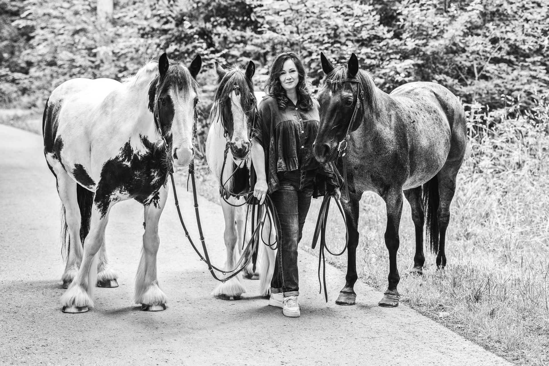 Tierbestattung Schönhalde - Ellen Weinmann und drei Pferde auf einem Weg