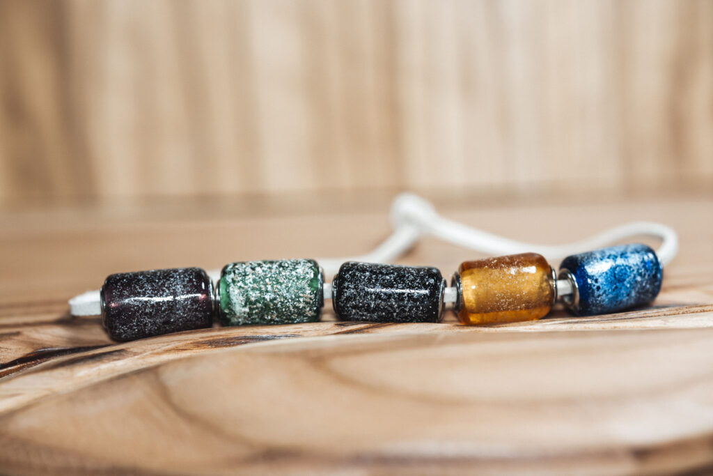 zylinder Ascheperle lang Murano-Glas Unikat Glasbläser Halskette Hund Katze Armband mit Asche und Gold Silber