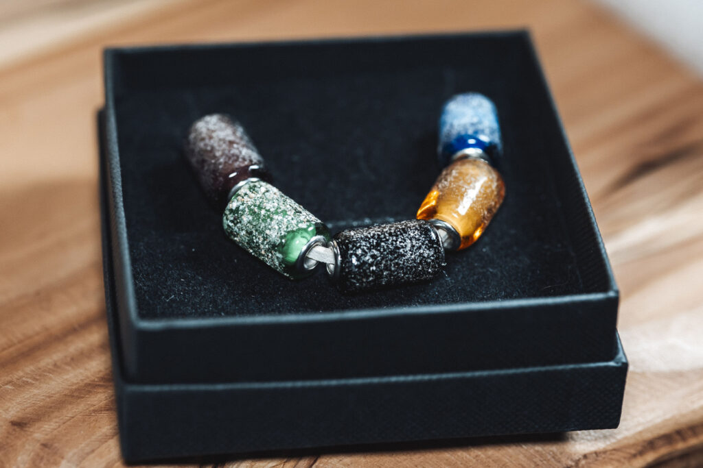zylinder Ascheperle lang Murano-Glas Unikat Glasbläser Halskette Hund Katze Armband mit Asche und Gold Silber