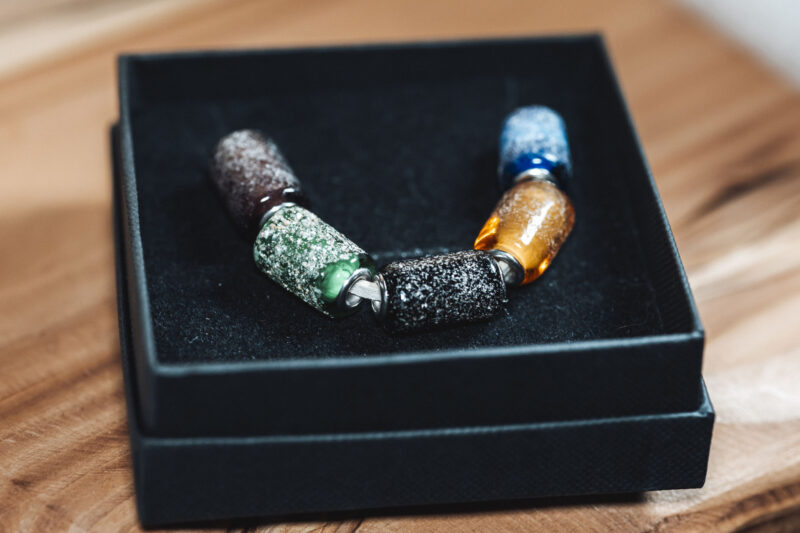 zylinder Ascheperle lang Murano-Glas Unikat Glasbläser Halskette Hund Katze Armband mit Asche und Gold Silber