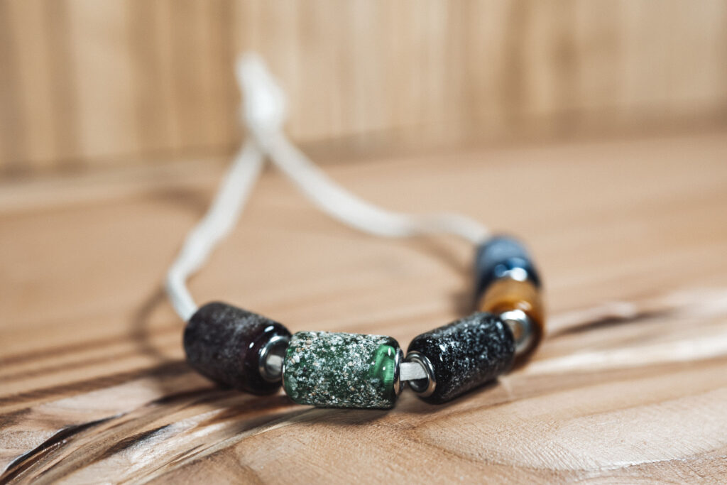 zylinder Ascheperle lang Murano-Glas Unikat Glasbläser Halskette Hund Katze Armband mit Asche und Gold Silber