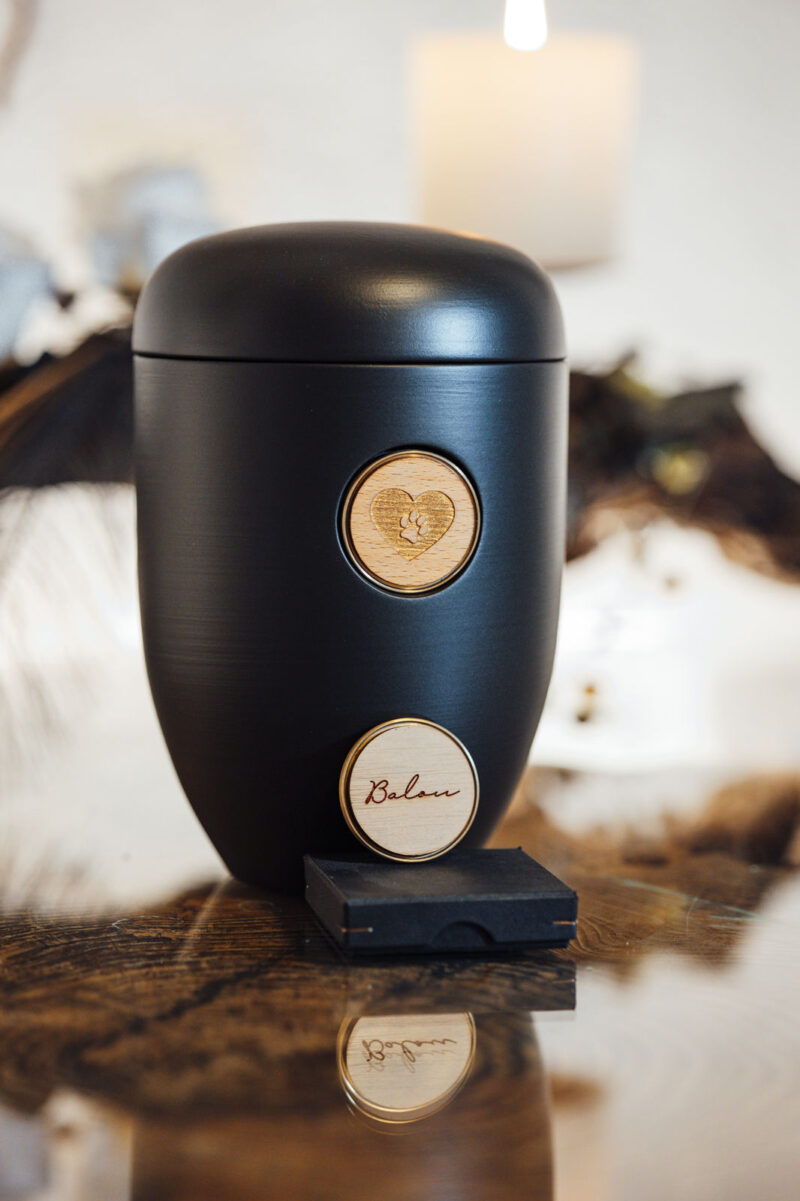 Nachhaltige Bio Tierurne aus Natur-Ton 1,7 Liter Modell Cloud mit Foto oder Fell Button - in Deutschland hergestellt - Tierbestattung Schönhalde